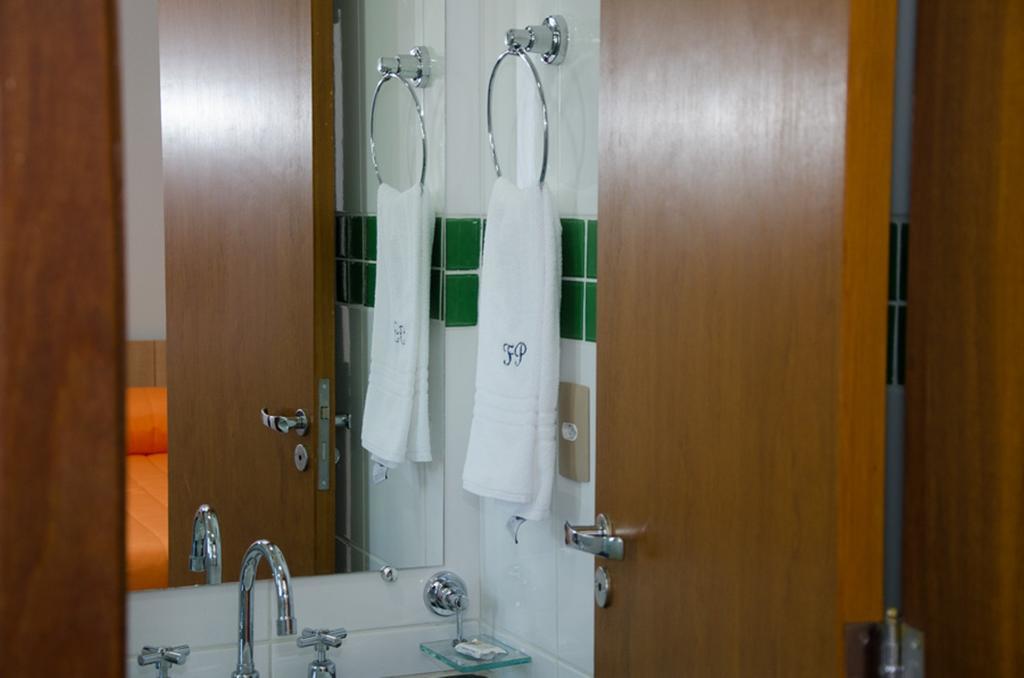 Frimas Pampulha Hotel เบโลโอรีซอนชี ภายนอก รูปภาพ